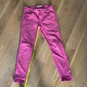 Vineyard Vines. Bright Pink skinny jeans. Stretch denim. Zip fly. Women’s size 4